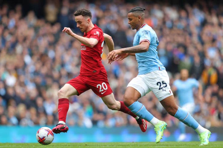 Liverpool của Diogo Jota (trái) đá 6 trận lúc 12h30 trưa thứ Bảy trong mùa này và không thắng nổi trận nào