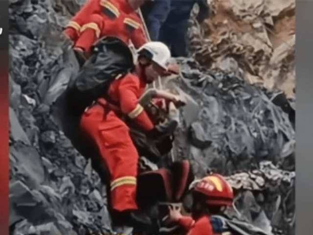 Bạn trẻ - Cuộc sống - Mẹ chỉ khen em gái, anh trai giận dỗi leo lên núi cao 80m khiến bố mẹ hoảng hốt