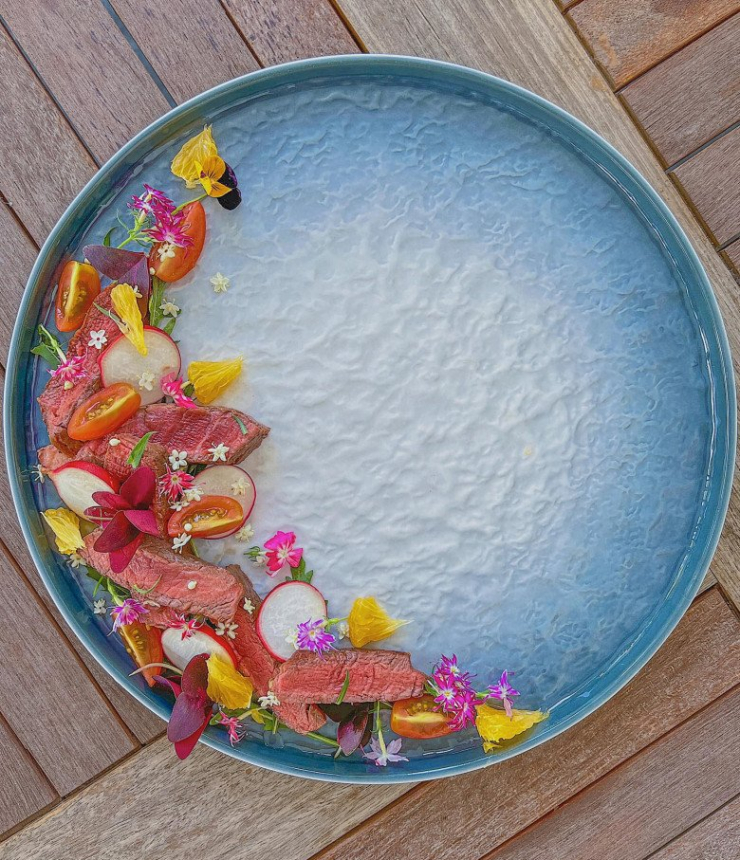 Steak bò áp chảo được cô trang trí ở viền đĩa cùng những loại hoa li ti trông đầy nghệ thuật, đủ biết nàng dâu hào môn lãng mạn thế nào.