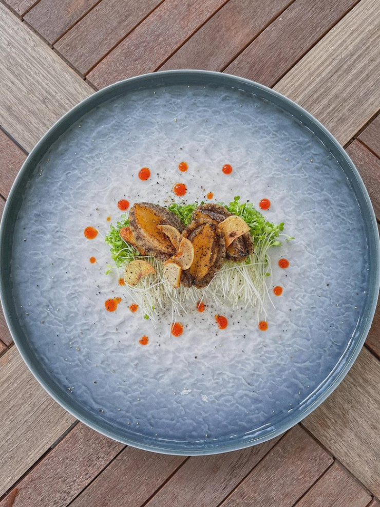 Bào ngư áp chảo được ăn kèm rau mầm. Óc sáng tạo của Lan Khuê đã biến món ăn thành bức tranh rất thu hút.