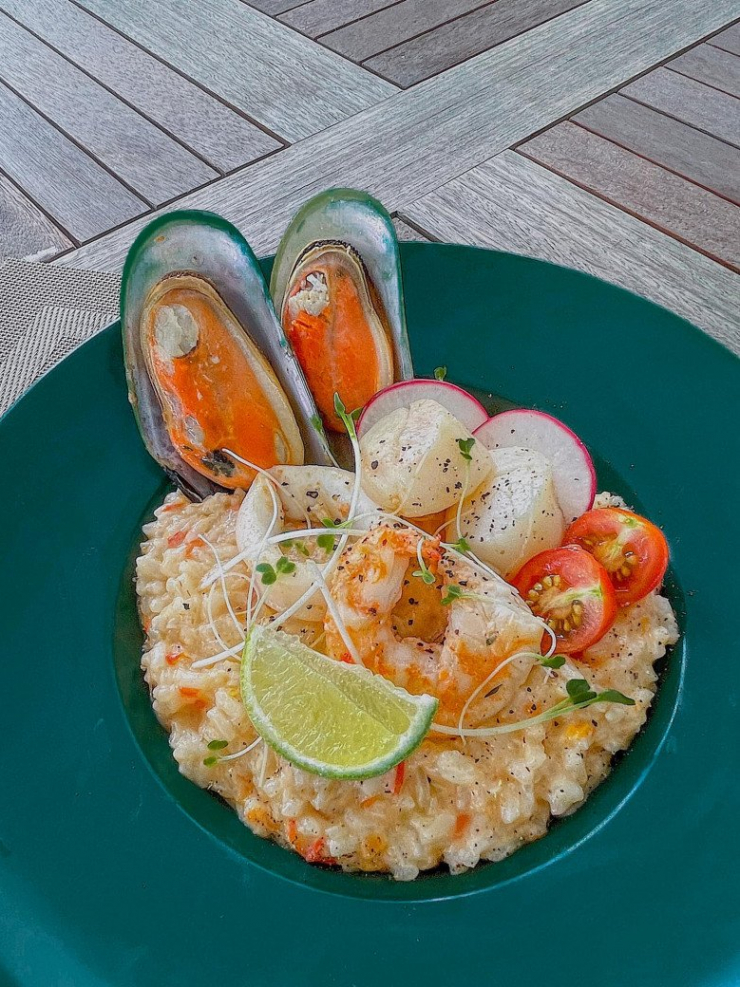 Đây là Risotto - một món cơm Ý nấu với nước dùng chứa nhiều kem, có thể làm từ thịt, cá hoặc rau củ.