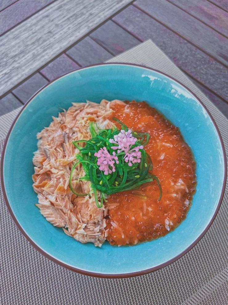 Cháu dâu bà Tư Hường đã làm cơm cá hồi sốt Mayo, trứng cá với nhiều màu sắc sống động.