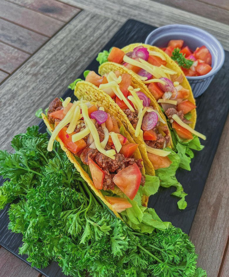 Beef Tacos - bánh Tacos thịt bò Mexico Lan Khuê từng làm và chính đại gia John Tuấn Nguyễn đã bình luận rằng "vừa ăn hết rồi liếm sạch đĩa".