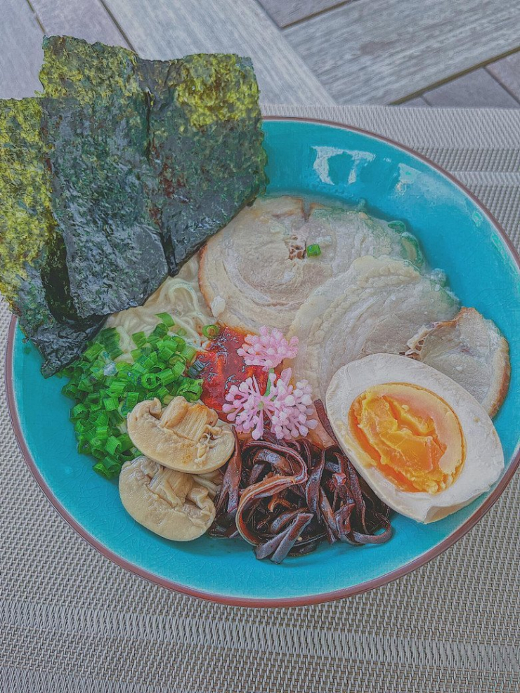 Tonkotsu Ramen - một món ăn có nguồn gốc Nhật Bản mà siêu mẫu đã tự làm.