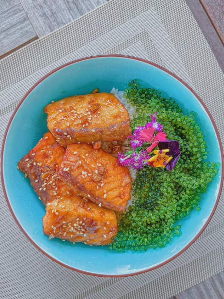 Cơm cá hồi sốt tương gừng được trang trí cùng rong biển, hóa lá xinh xinh.