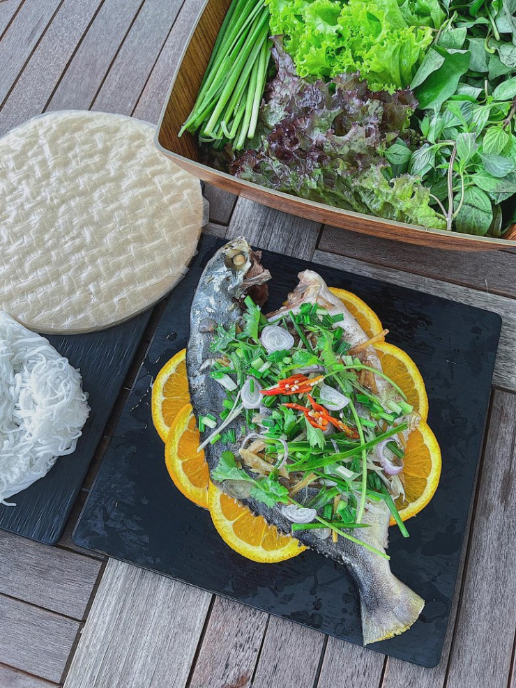Cá thu Nhật, cá hấp cuốn bánh tráng được Lan Khuê trình bày trên những chiếc đĩa gỗ.