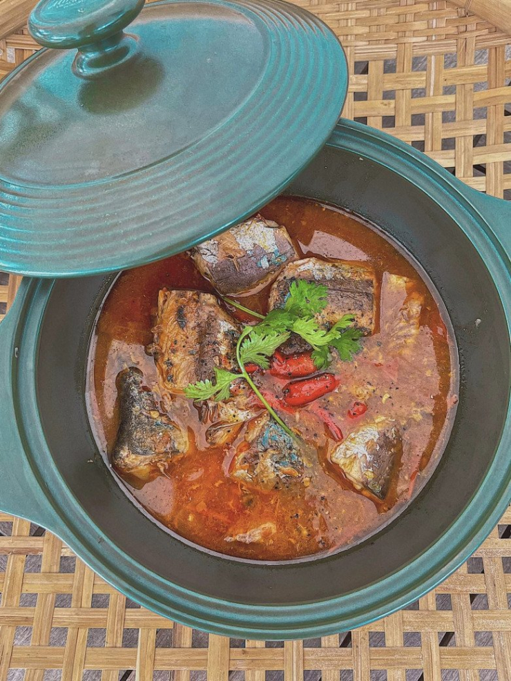 Cá nục kho cà thôi mà nhìn cũng sang chảnh khi được đựng trong chiếc niêu của nhà đại gia.