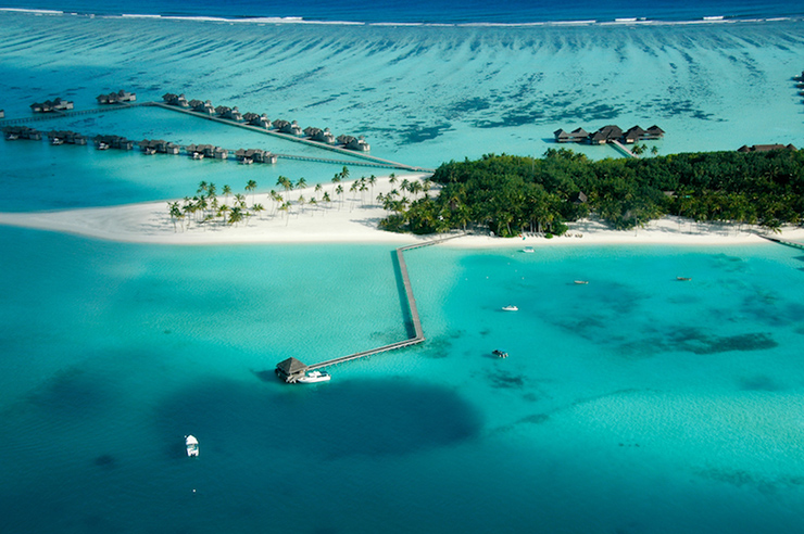 Maldives: Với khoảng 1.200 hòn đảo và đảo san hô, Maldives có những bãi biển đẹp và ngoạn mục nhất trên thế giới. Nép mình ở Ấn Độ Dương, Maldives quyến rũ nổi tiếng với những khu nghỉ dưỡng sang trọng và xa hoa bậc nhất.
