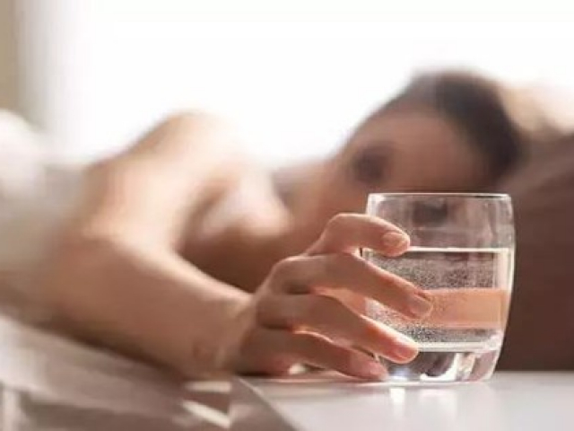 10 lợi ích của việc uống nước khi mới thức dậy