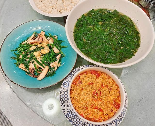 Thực đơn cơm tối cơ bản Lan Khuê nấu gồm 3 món: Canh rau bồ ngót - mồng tơi - tôm khô giã, thịt heo nấu cà chua, mực 1 nắng xào lá hẹ.