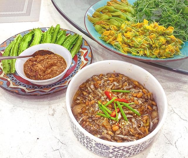 Mâm cơm đặc "Nam Bộ" với cá linh kho ăn kèm bông điên điển.