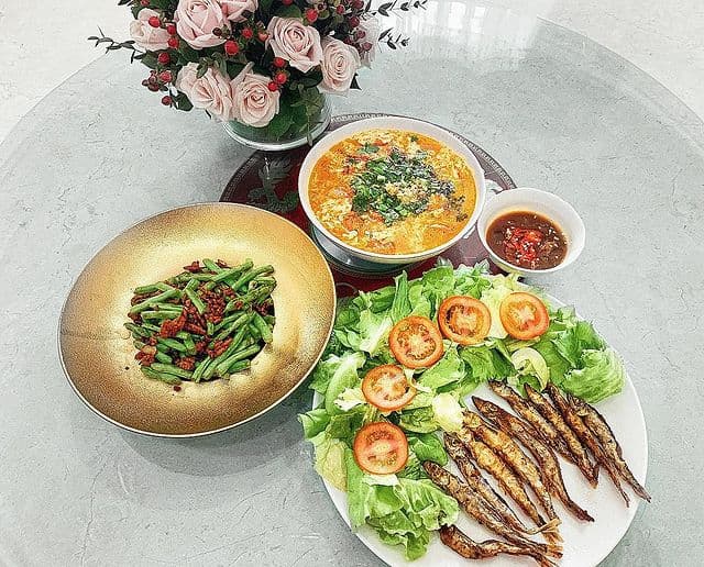 Mâm cơm Lan Khuê nấu dù chẳng quá thịnh soạn xong luôn đủ chất.