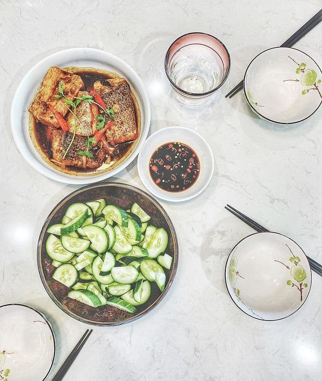 Thực đơn cơm tối đơn giản với cá hồi kho tương và dưa chuột.