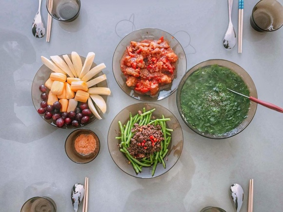 Vẫn là thực đơn cơm tối không quá cầu kì nhưng rất bắt mắt.