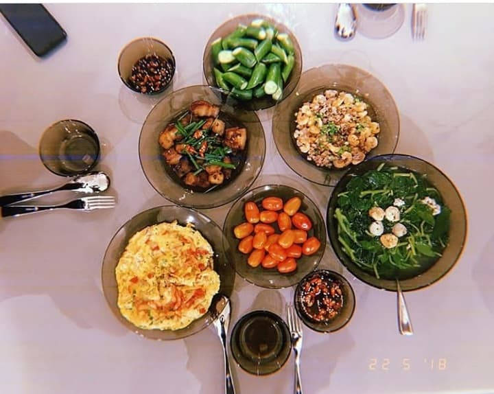 Lâu lâu mới thấy 1 bữa ăn "hơi" thịnh soạn do Lan Khuê tự nấu.