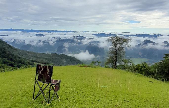 Biển mây ôm ấp những dãy núi trùng điệp nhìn từ đồi Hích