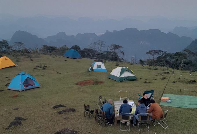 Đồi Hích cách TP Thanh Hóa khoảng 80 km về phía Tây. Du khách đi bằng xe máy, ôtô cá nhân, khi đến xã Thạch Lập nếu xe ôtô gầm thấp, máy yếu bạn có thể liên hệ thuê xe bán tải để vượt đồi, hoặc tự lái xe máy. Chắc chắn khi đến đây, du khách sẽ có những trải nghiệm thú vị, đáng nhớ