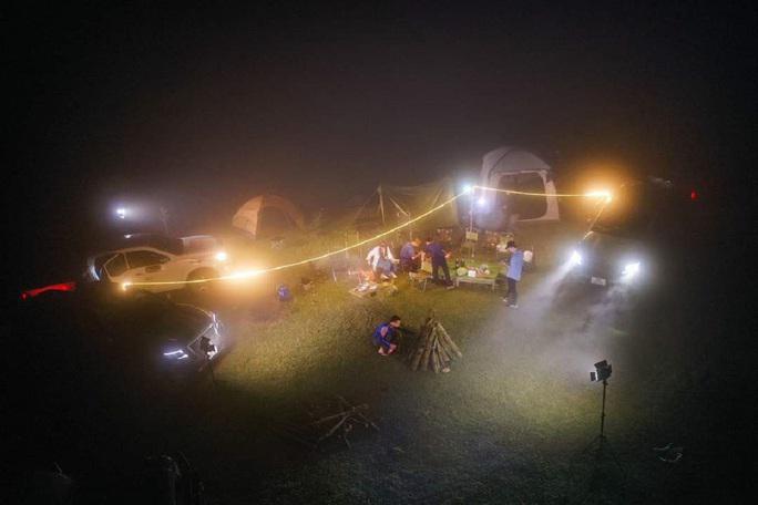 Du khách cắm trại trên đỉnh đồi Hích. Để đi dã ngoại tại đây, du khách phải chuẩn bị lều bạt, đồ ăn, nước uống, bình tích điện...