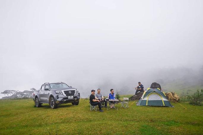 Một đoàn du khách ngồi cà phê, ăn sáng thư thái trên đồi Hích