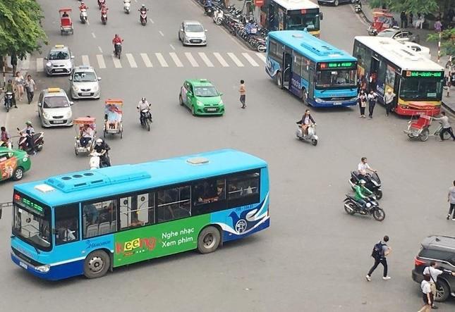 Xe buýt được HPTC quản lý hoạt động trên đường Hà Nội. Ảnh: Anh Trọng