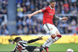 Bóng đá - MU thua Newcastle: Fan đòi đuổi "chân gỗ" Weghorst, Neville chê bai Ten Hag