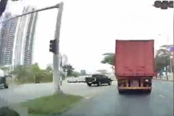 Ô tô - CLip: Ô tô sang đường bất cẩn bay ngay cản trước