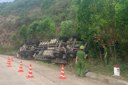 Tin tức trong ngày - Lật xe chở dưa, 4 người chết, nhiều người bị thương