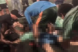 Tin tức trong ngày - Tin tức 24h qua: Đang đá bóng, nam thanh niên gục ngã rồi tử vong