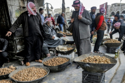 Thị trường - Tiêu dùng - Loại nấm đắt đỏ “nhuốm máu”, người dân liều mạng đi hái để kiếm tiền