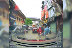 Xe máy - Xe đạp - Clip: Thanh niên "nhọ nhất quả đất", gặp ổ gà và lộn 180 độ