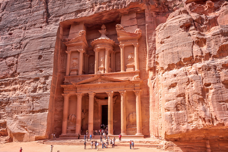 Jordan: Do vị trí chiến lược giữa châu Phi, châu Âu và châu Á, Jordan ở Trung Đông từ lâu đã chào đón khách du lịch và thương nhân đến vùng đất của mình. Thành phố Nabataean cổ đại chắc chắn sẽ không giống bất cứ thứ gì bạn từng thấy trước đây. Nằm giữa sa mạc và được chạm khắc trên đá, chắc chắn đây là điểm nhấn của bất kỳ chuyến thăm nào đến đất nước này.
