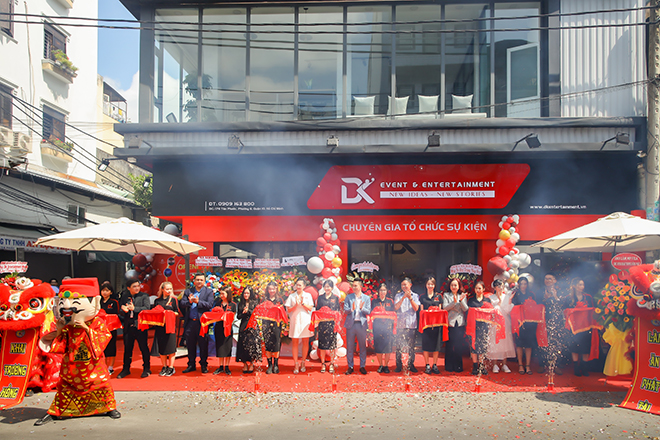 Khoảnh khắc cắt băng khánh thành văn phòng đại diện của công ty