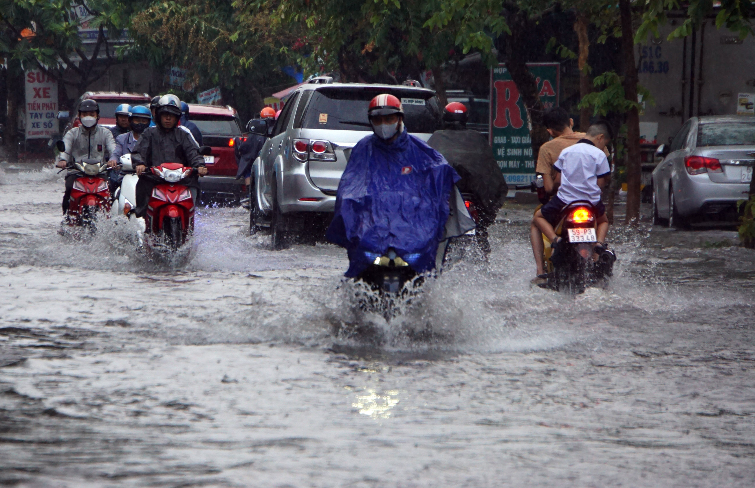 Chiều tối 3/4, cơn mưa lớn trút xuống nhiều quận, huyện ở TP.HCM khiến nhiều tuyến đường ngập nặng, người dân đi lại gặp nhiều khó khăn.