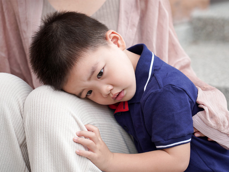 Trẻ bao nhiêu tuổi thì nên hạn chế “bám mẹ”? - 1