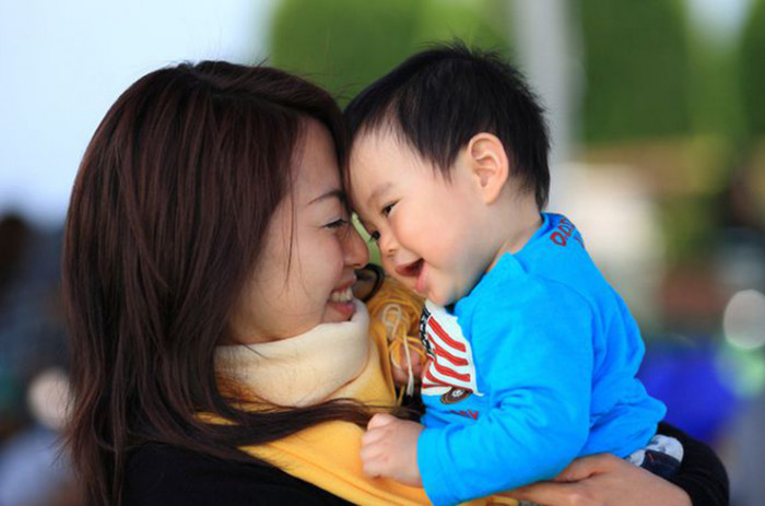 Trẻ bao nhiêu tuổi thì nên hạn chế “bám mẹ”? - 2