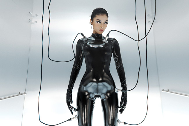 Sau thành công của show "Nàng mây" năm 2018, Chung Thanh Phong tiếp tục được chọn mở màn cho chương trình thời trang nhân kỷ niệm 5 năm Fashion Voyage của đạo diễn Long Kan.