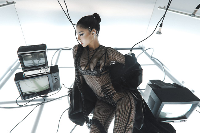 Bộ sưu tập gần 100 thiết kế, gồm đồ nam và nữ, chia thành 2 dòng sản phẩm là Chung Thanh Phong Ready To Wear và Chung Thanh Phong Limited Edition bản giới hạn.