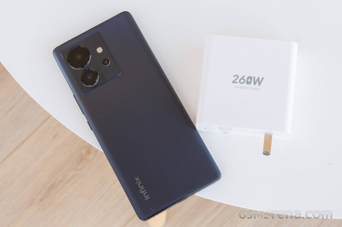 Điện thoại sạc nhanh Demo Infinix có pin 4400 mAh.