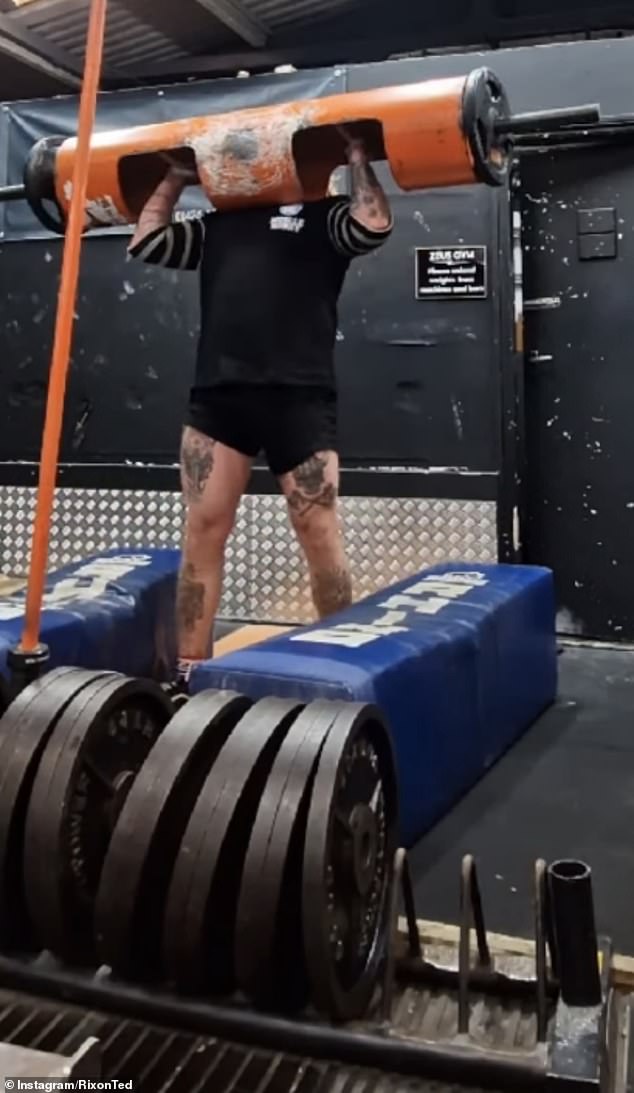 Clip: Nâng tạ nặng trong phòng gym, bố đơn thân nhận cái kết "hết hồn" - 1