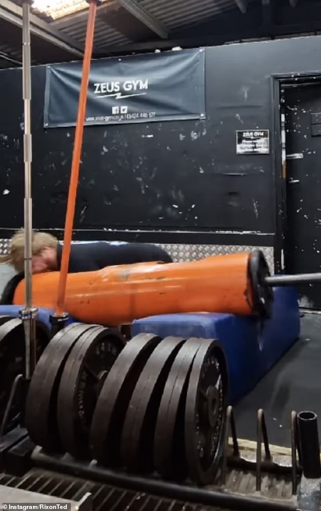 Clip: Nâng tạ nặng trong phòng gym, bố đơn thân nhận cái kết "hết hồn" - 2