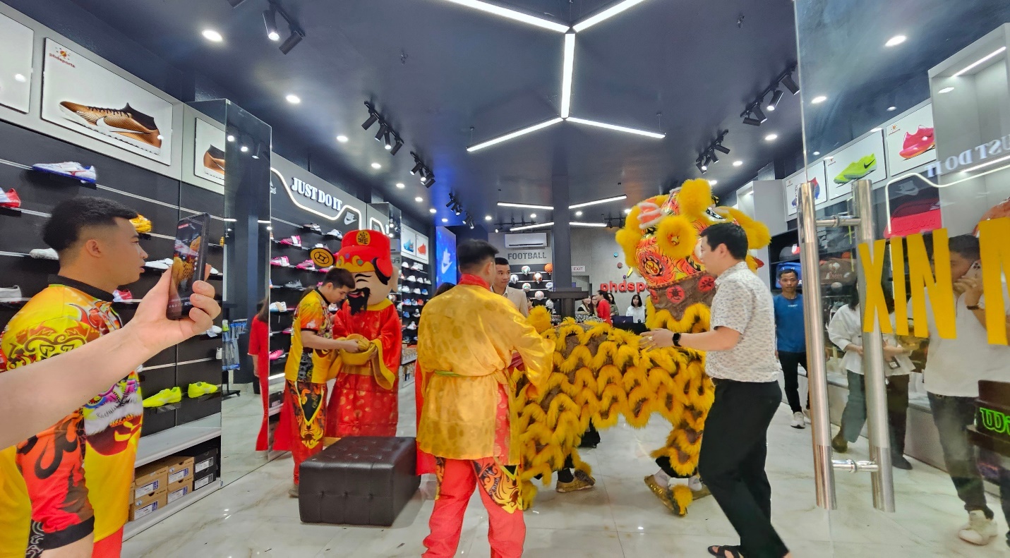 Màn múa lân mở đầu cho buổi lễ khai trương thu hút sự quan tâm của nhiều người dân xung quanh