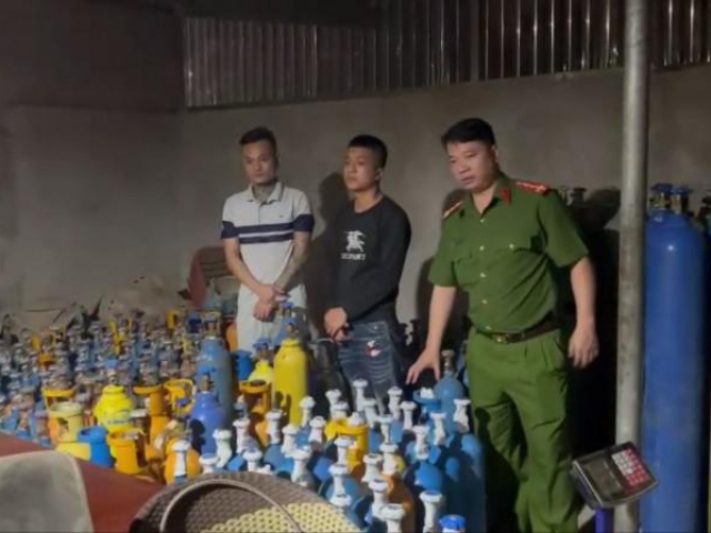 Pháp luật - Phát lộ kho chứa hơn 200 bình 'khí cười'