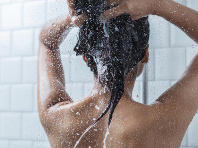 Bạn trẻ - Cuộc sống - Bí mật động trời của cô vợ tắm quá nhiều lần một ngày