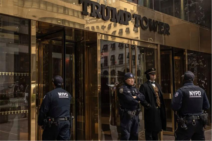 Cảnh sát canh gác trước cao ốc Trump Tower. Ảnh: THE NEW YORK TIMES