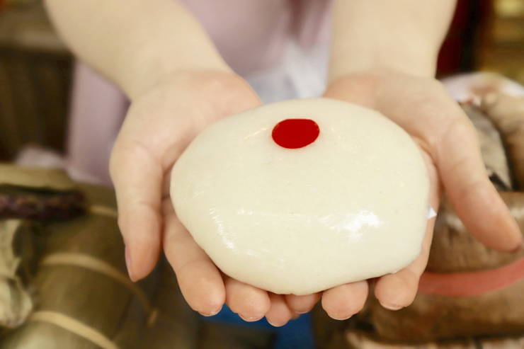 Bánh giầy Lang Liêu luôn thu hút khách dịp giỗ Tổ.