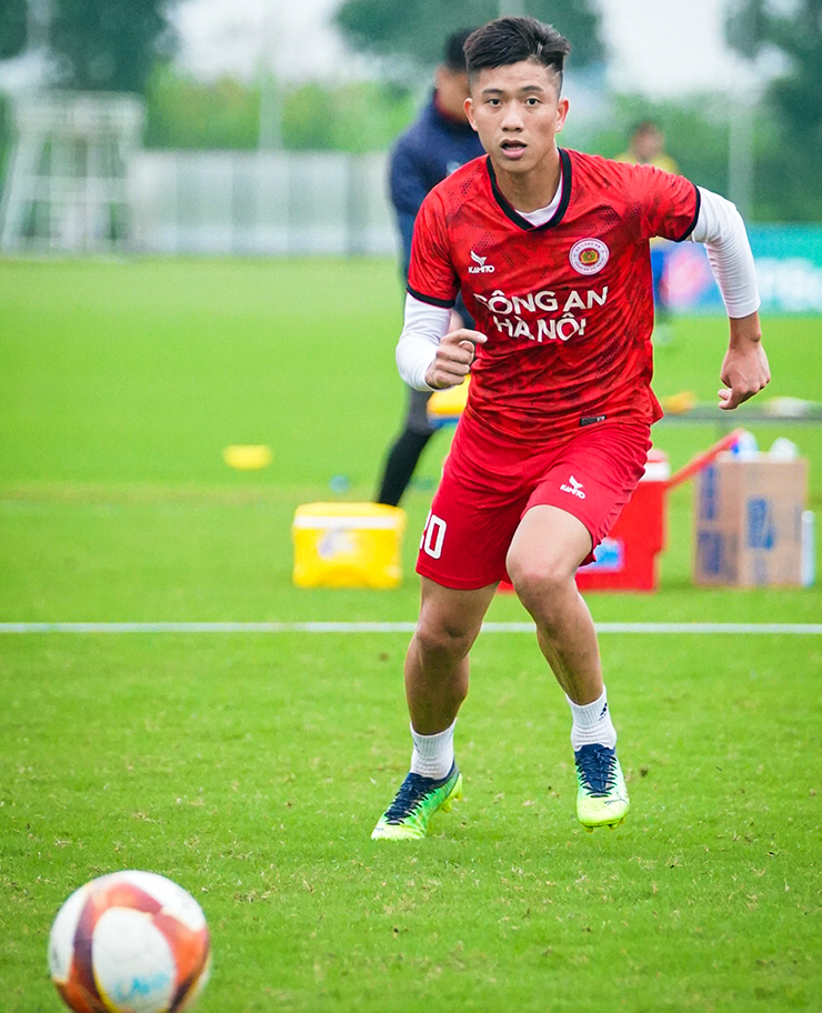 Phan Văn Đức dính chấn thương nặng sau trận đấu ở Cúp Quốc gia.