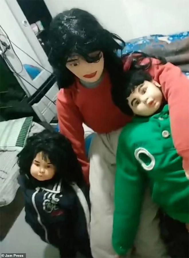 Người đàn ông khoe ảnh cùng “hôn thê búp bê” và đứa con thứ 3 mới chào đời - 2