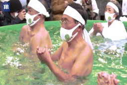Người Nhật cởi đồ, đóng khố nhảy vào nước lạnh cầu nguyện xóa tan Covid-19
