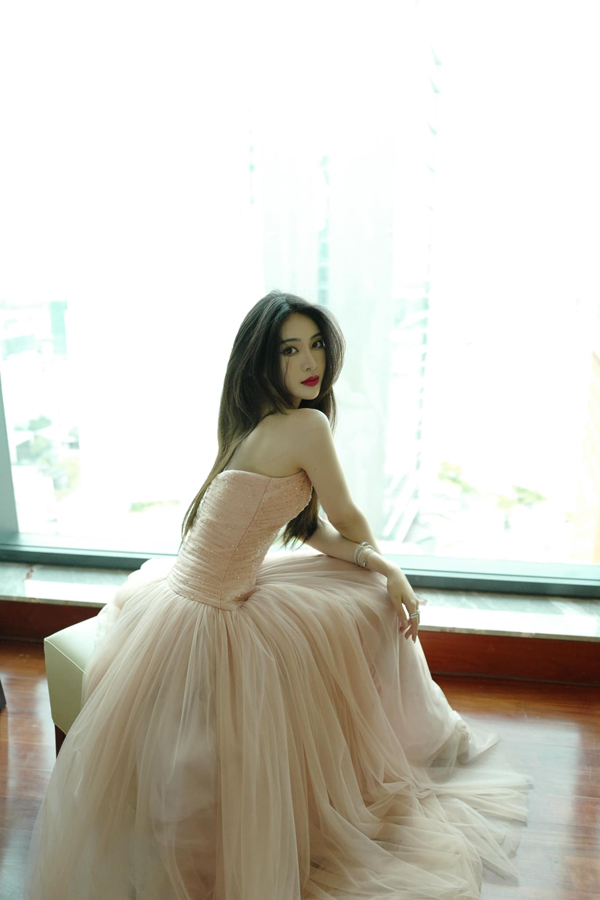 Hotgirl The Face 2022 gây xôn xao mạng xã hội vì tin đồn mới 22 tuổi đã sở hữu nhà 30 tỷ, xe Porche - 2