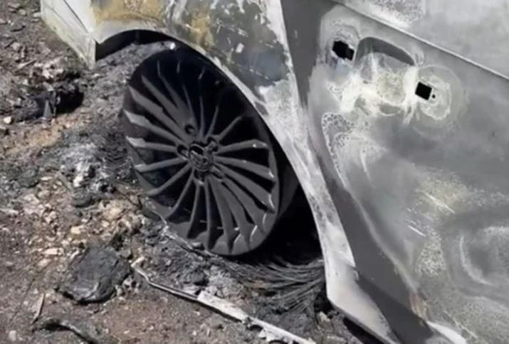 Lái xe Audi đến nghĩa trang thanh minh, người đàn ông nhận cái kết cay đắng - 2